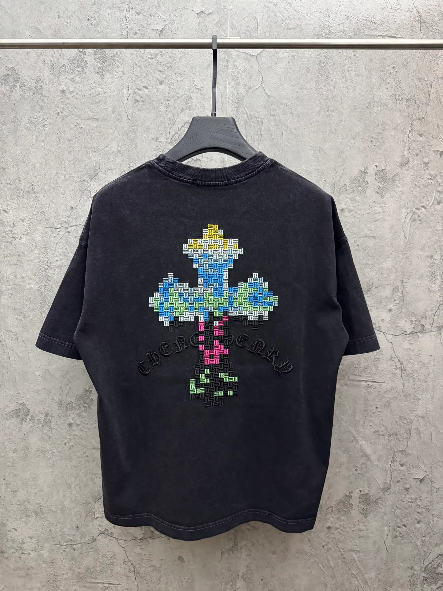 P220 top version, real shot without P, ​​different from market currency) 𝗖𝗵𝗿𝗼𝗺𝗲 𝗛𝗲𝗮𝗿𝘁𝘀/Chloe Heart 2026 Spring New Original Single Counter American Washed Patch Embroidered Couple Short Sleeves 👑The highest version! Customized fabric 320 grams, washed and fried. Best-selling model at the counter. Very comfortable to wear. Accessories: Original molded and authenticated collar label➕100% silk wash label. Genuine purchase-grade original hangtag➕matching hanging rope➕3D hanging beads➕original packaging bag. Craftsmanship: The original version has consistent wiring! The highest version of the armhole matching technique! Color: Black Gray Size: S M L XL Style No.: 6604